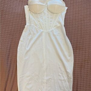 Elegant White Strapless Dress